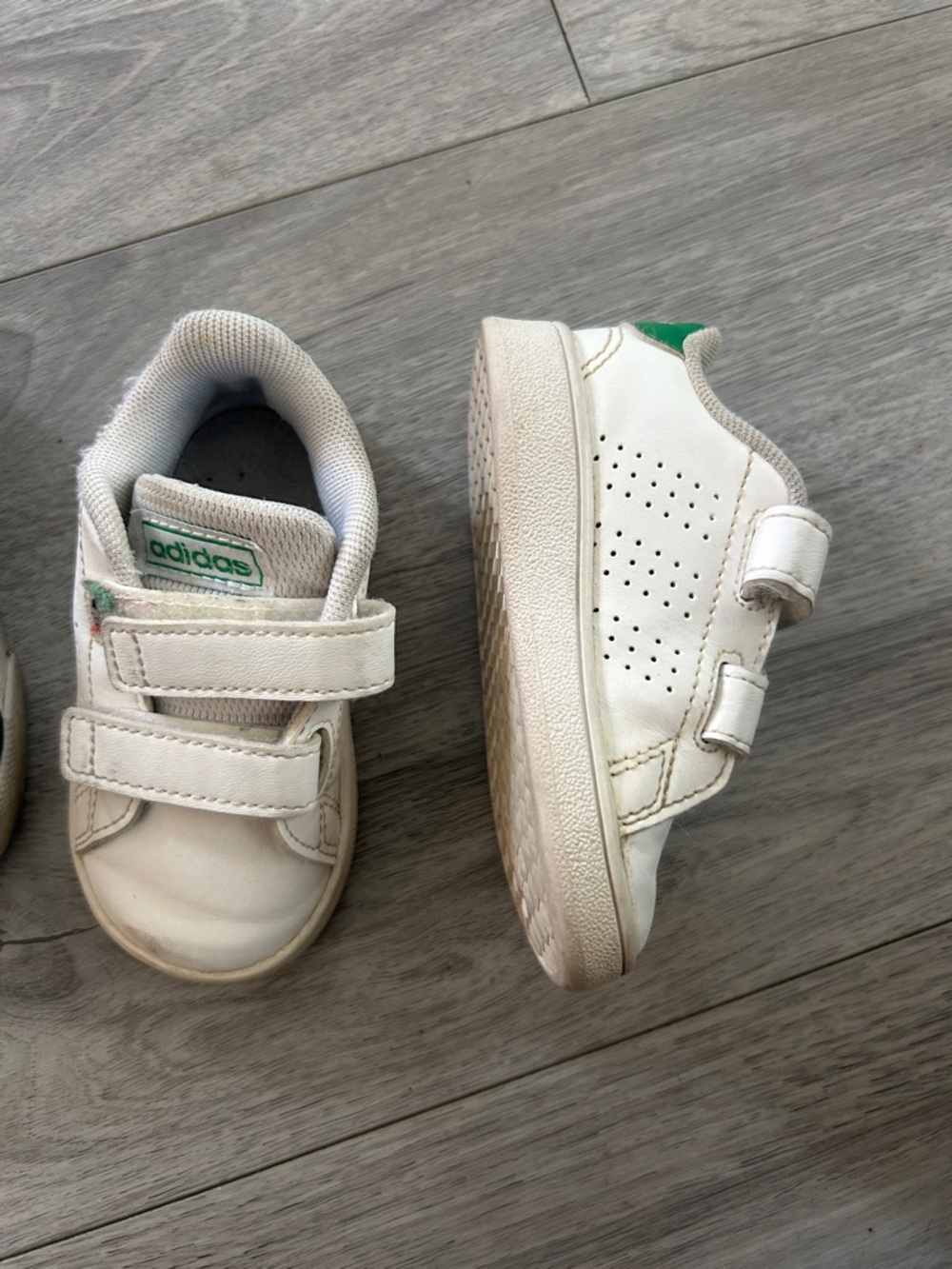 adidas White and Green Kids Velcro Sneakers Sz 5